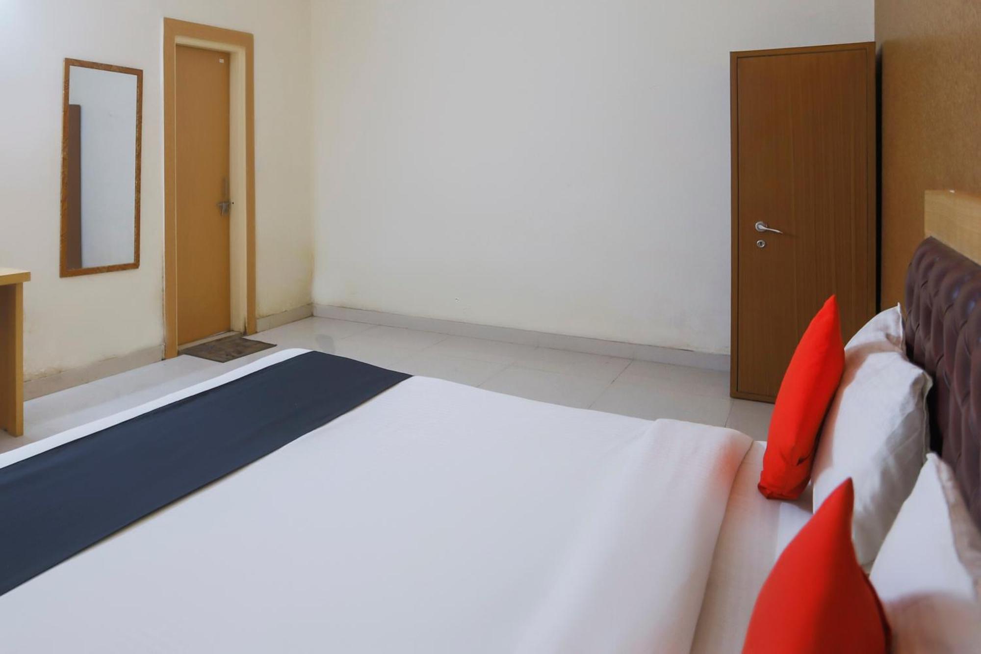 Diamond Imperial Hotell Noida Exteriör bild