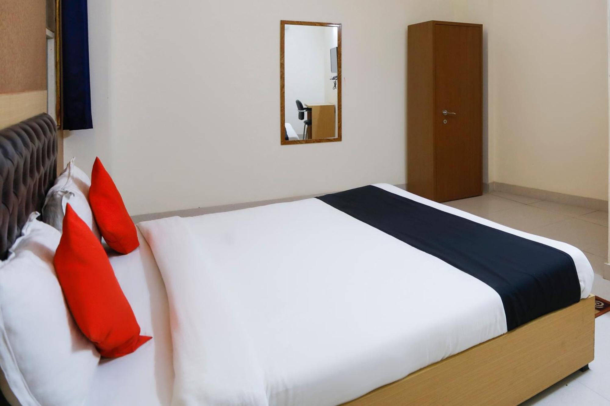 Diamond Imperial Hotell Noida Exteriör bild